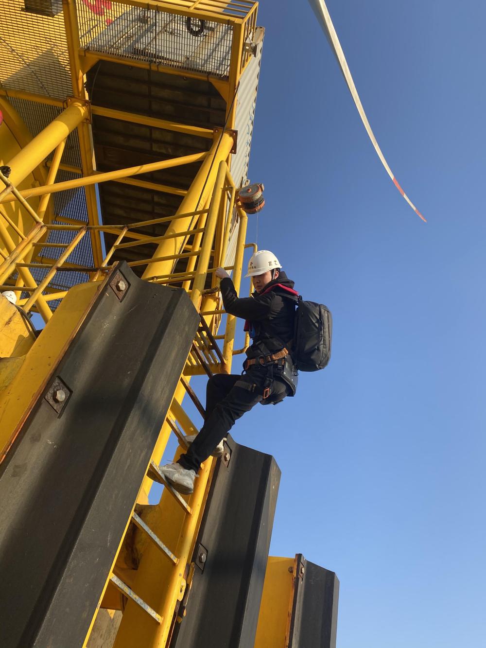 新春走基层丨与风同行海作伴——跟拍海上风电运维工程师的一天