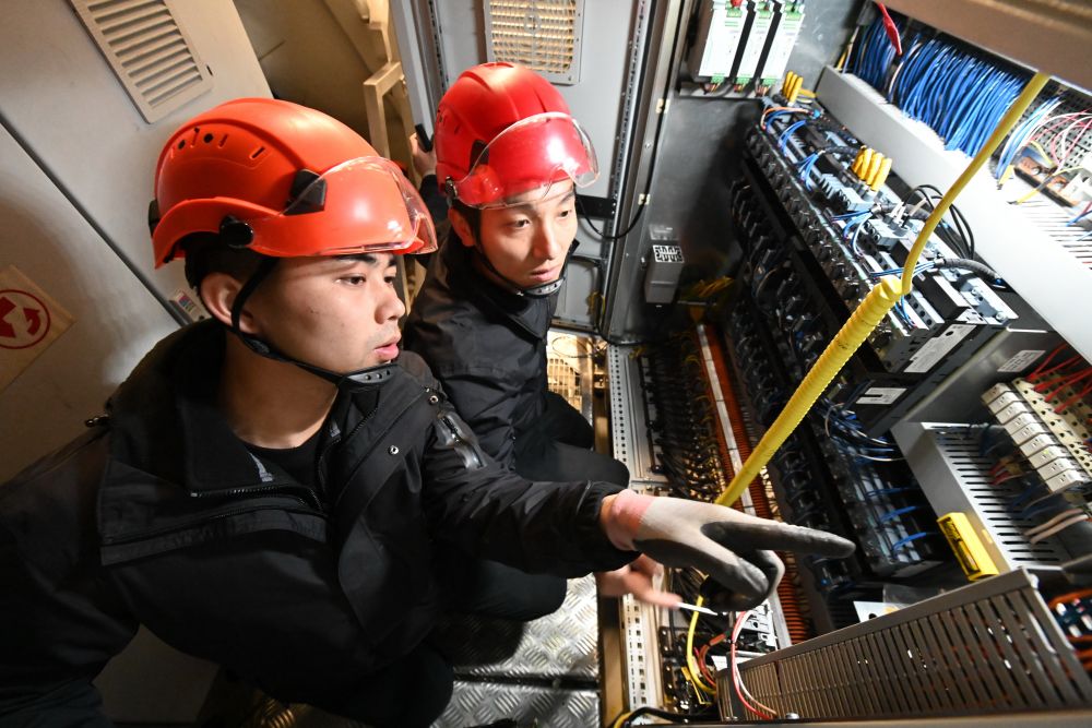 新春走基层丨与风同行海作伴——跟拍海上风电运维工程师的一天