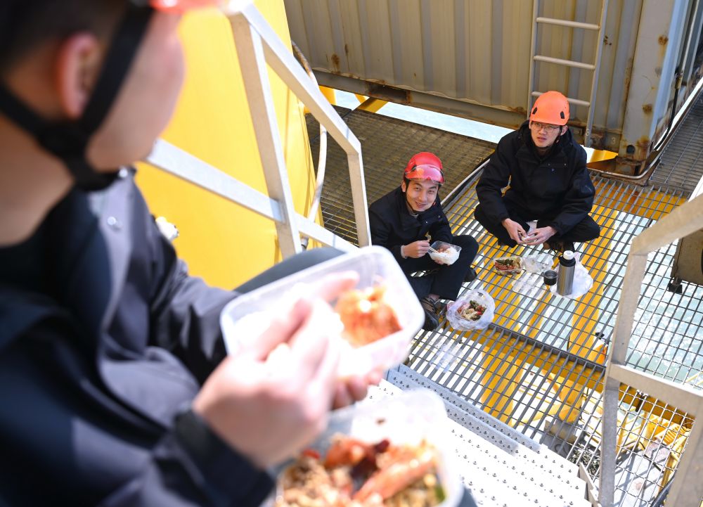 新春走基层丨与风同行海作伴——跟拍海上风电运维工程师的一天