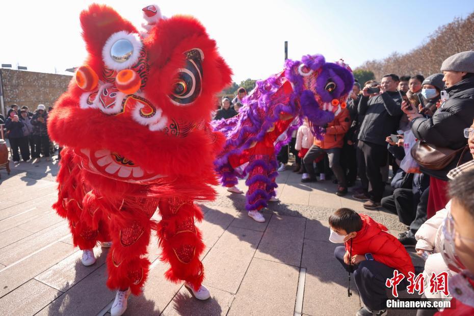 热闹非凡 各地民众欢天喜地过大年