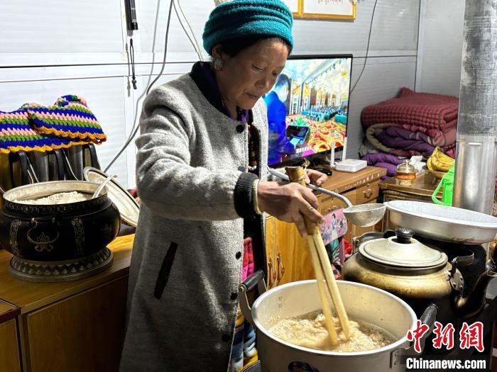 西藏日喀则震后迎农事新年：新年“羌锅”香 情暖“汉藏”家