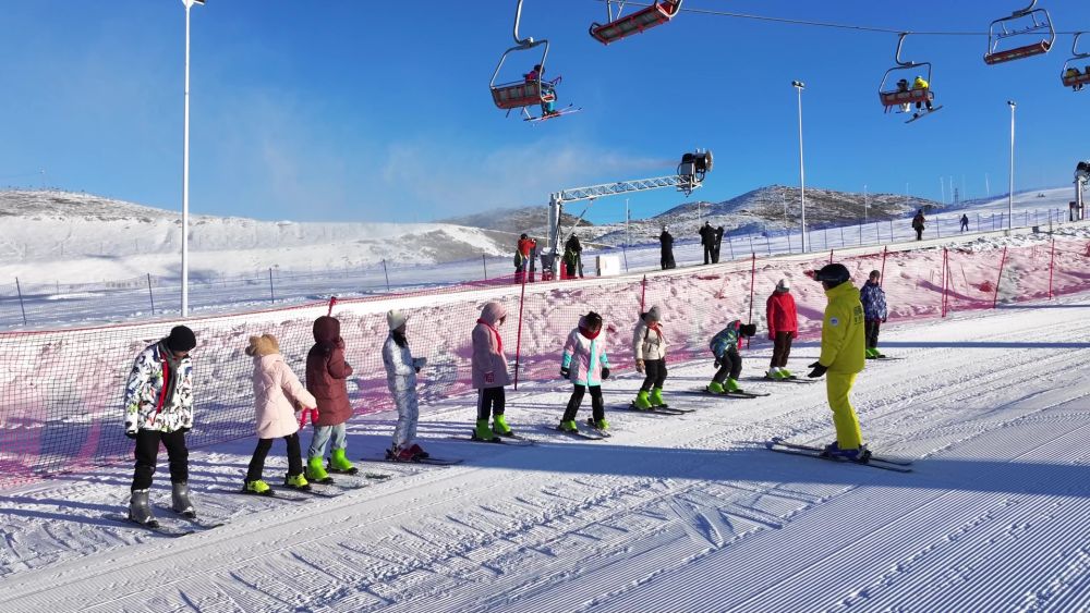 新春走基层 | 在人类滑雪起源地 上“最幸福的体育课”