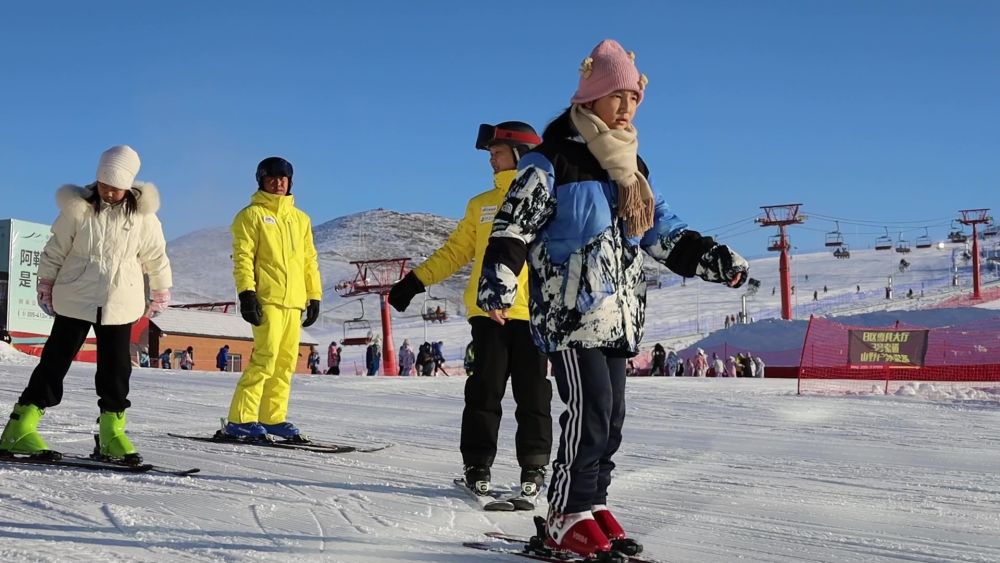 新春走基层 | 在人类滑雪起源地 上“最幸福的体育课”