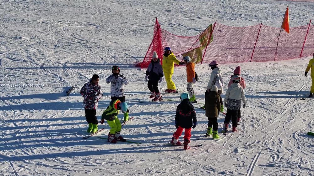 新春走基层 | 在人类滑雪起源地 上“最幸福的体育课”