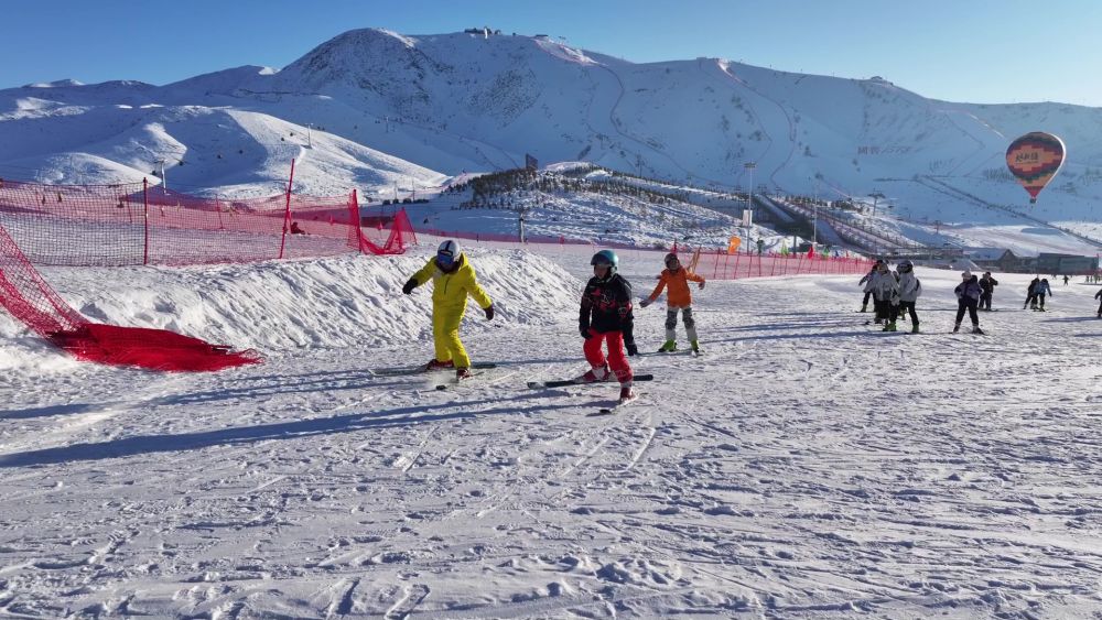 新春走基层 | 在人类滑雪起源地 上“最幸福的体育课”