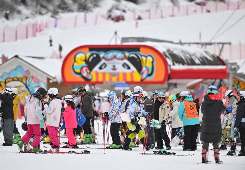 热“雪”欢腾迎亚冬 冰雪经济涌新潮