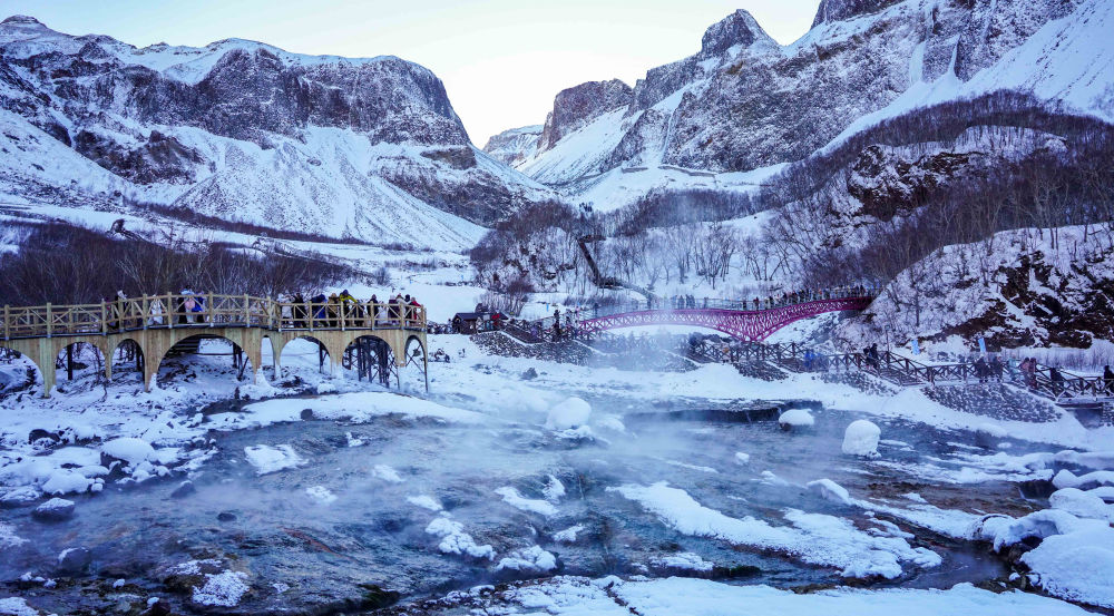 半月谈丨雪是冷的，山是热的：长白山“冰雪走廊”火起来