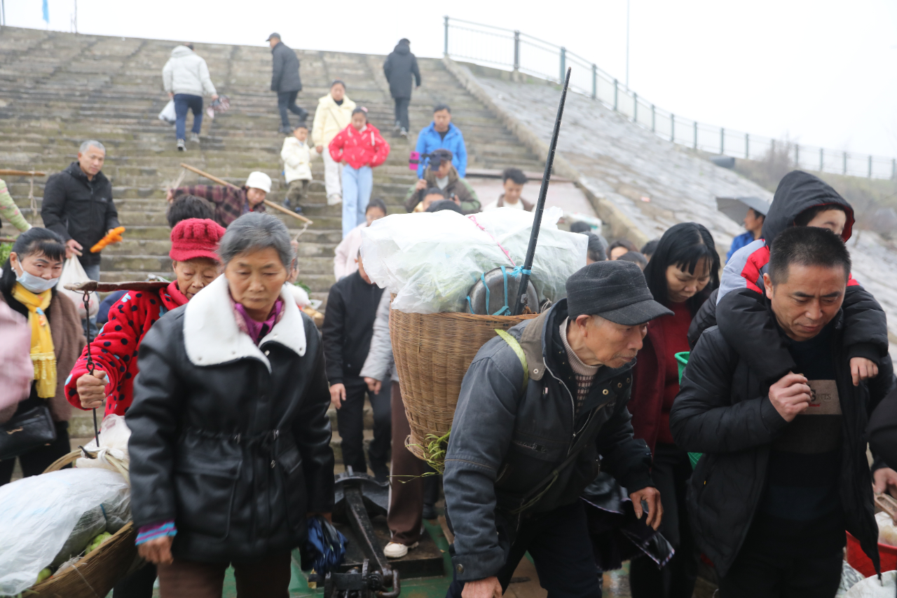 【新春走基层】记者探访长江忠县段最后的“背篓渡船”