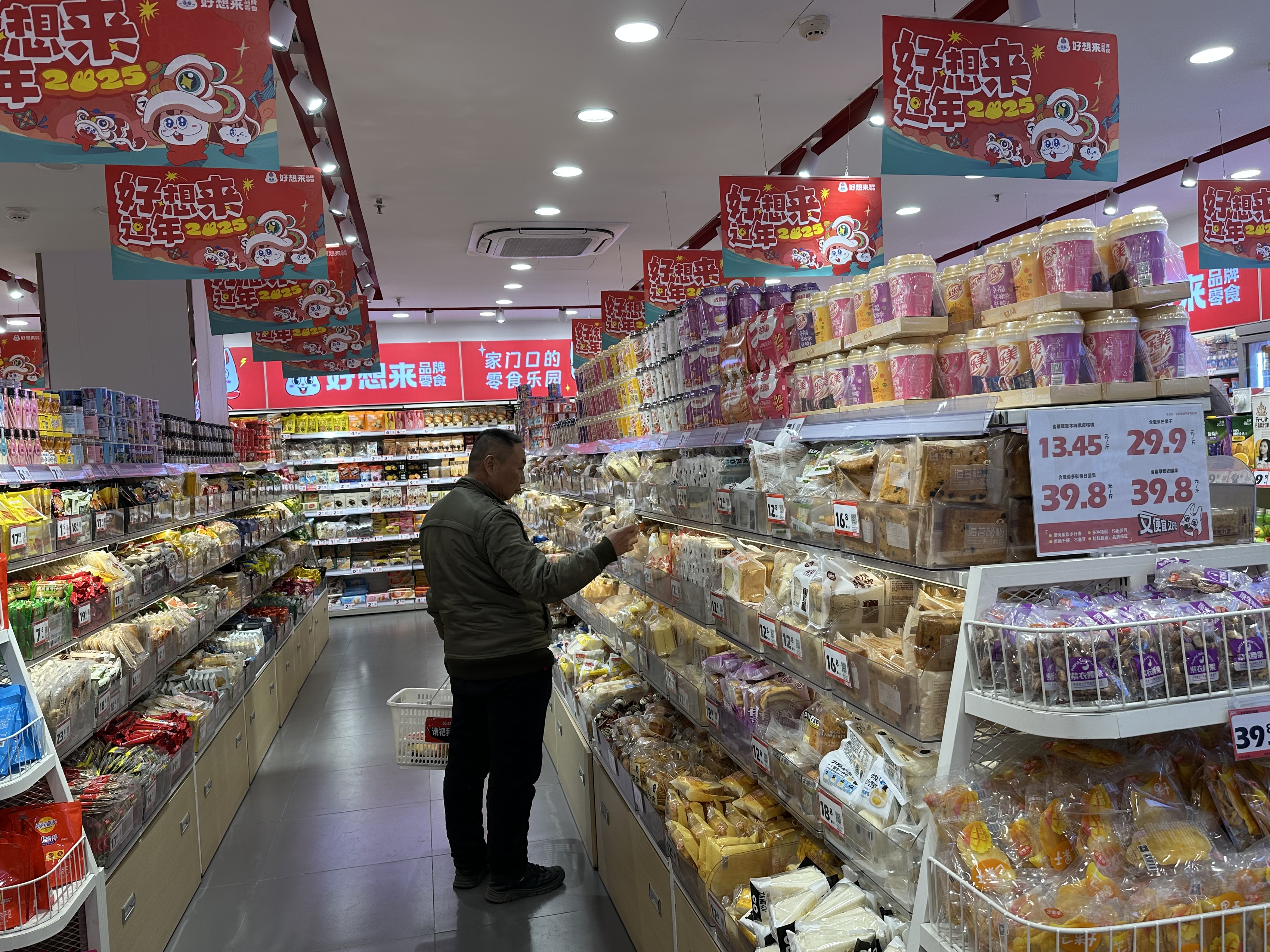 新春走基层 | 量贩零食、情绪消费、滑雪周边……看乙巳春节农村新消费调查