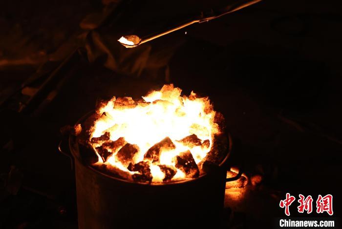 沈阳：非遗打铁花来一场中式浪漫