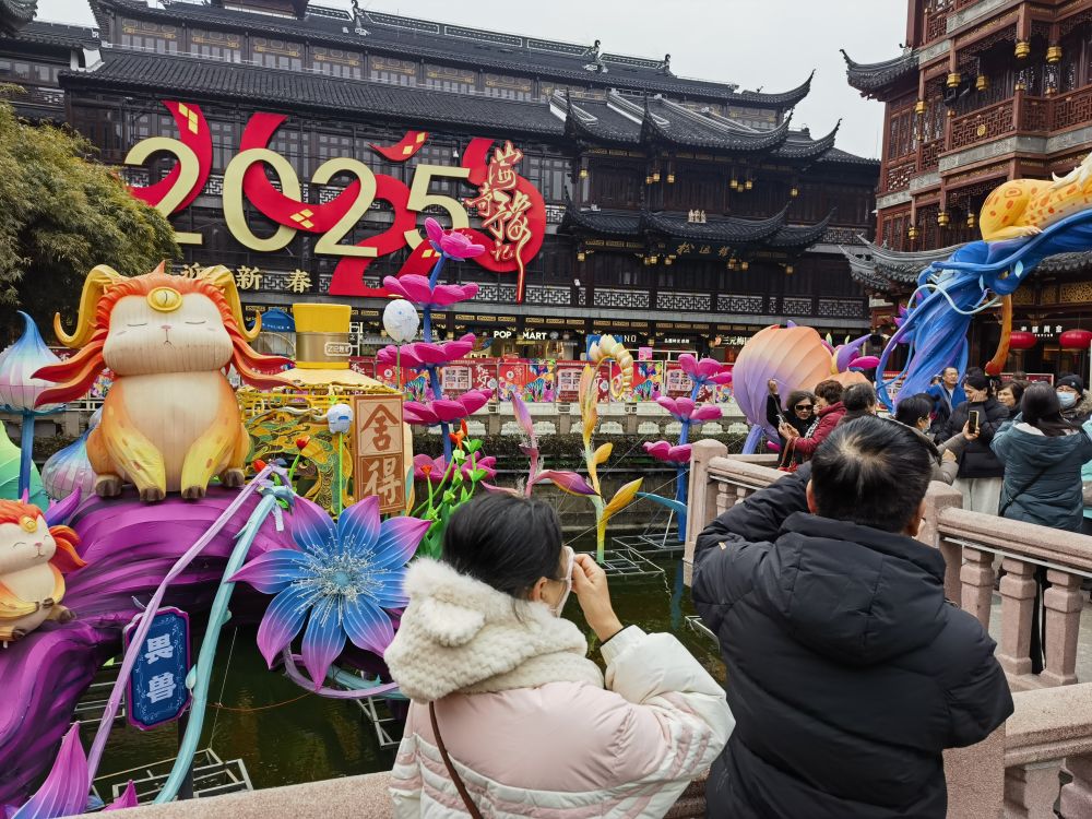 新华全媒+|灯火映街市 春暖闹元宵——各地群众欢度元宵佳节