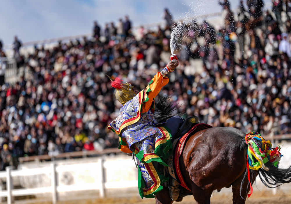 新华全媒+丨西藏:马背竞技迎新年 新华全媒+丨西藏:马背竞技迎新年