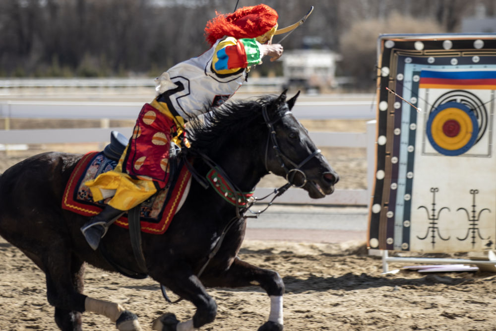 新华全媒+丨西藏:马背竞技迎新年 新华全媒+丨西藏:马背竞技迎新年