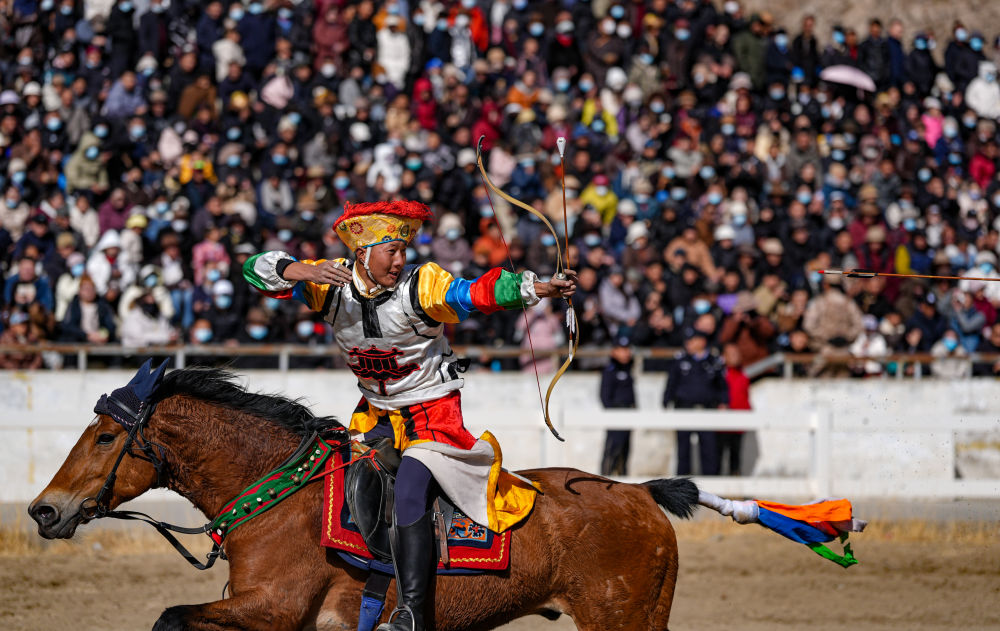 新华全媒+丨西藏：马背竞技迎新年