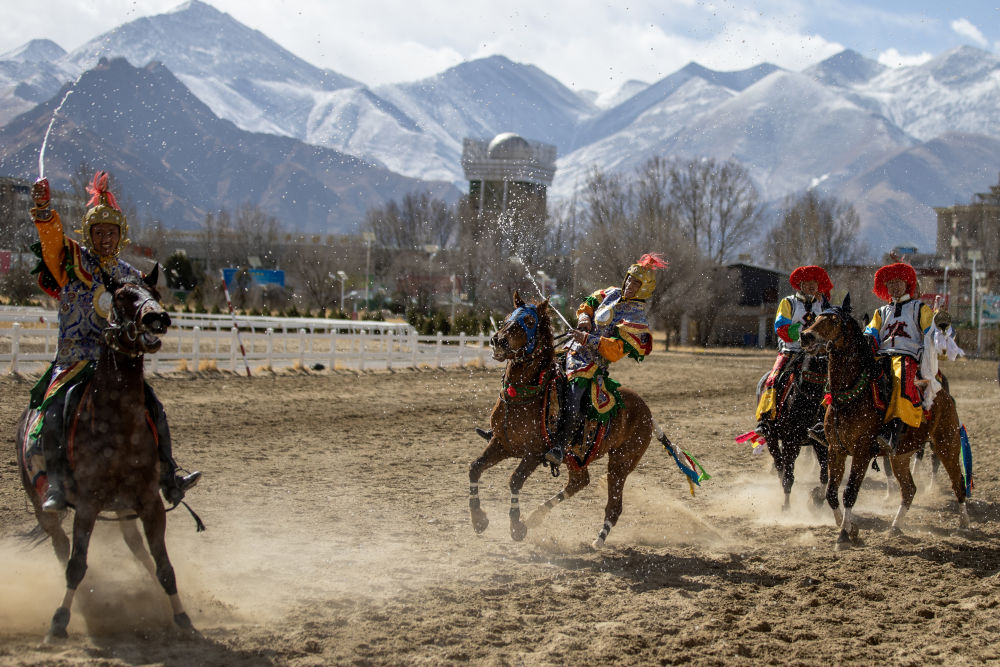 新华全媒+丨西藏:马背竞技迎新年 新华全媒+丨西藏:马背竞技迎新年