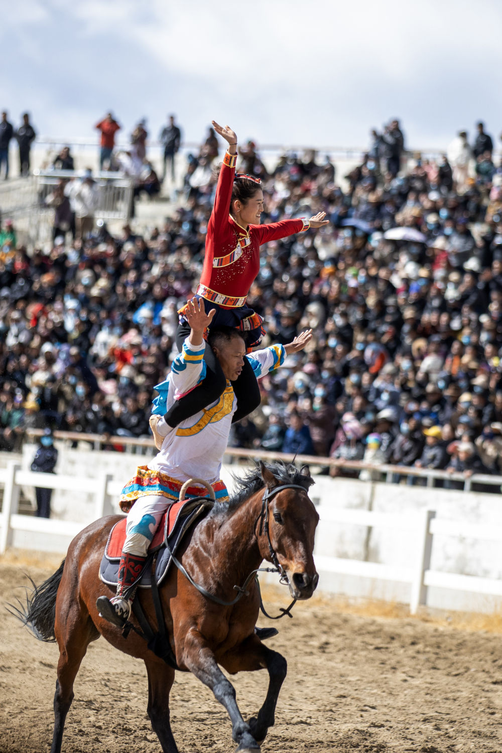 新华全媒+丨西藏:马背竞技迎新年 新华全媒+丨西藏:马背竞技迎新年