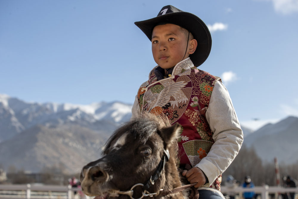 新华全媒+丨西藏：马背竞技迎新年