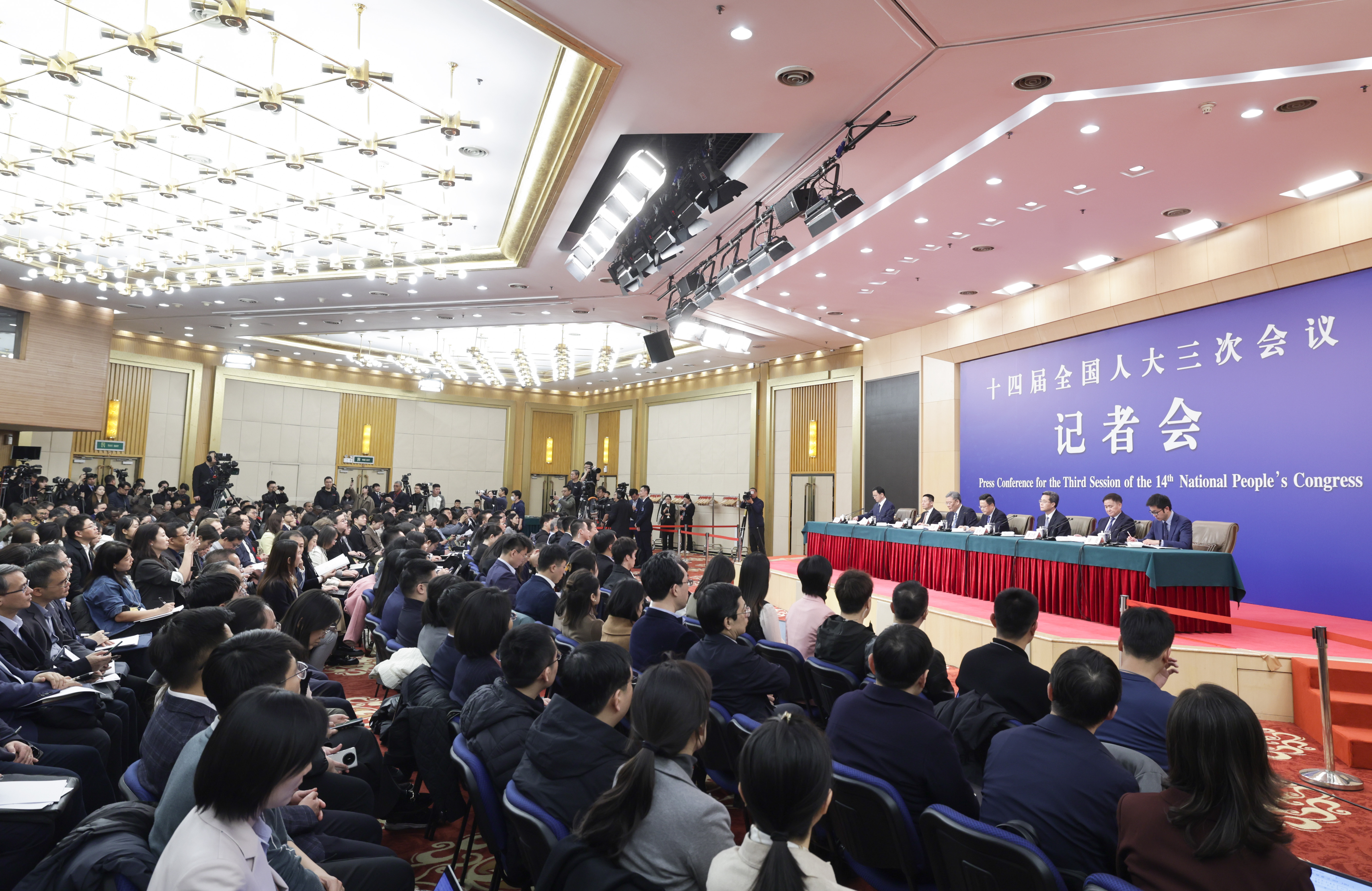 两会丨十四届全国人大三次会议举行经济主题记者会