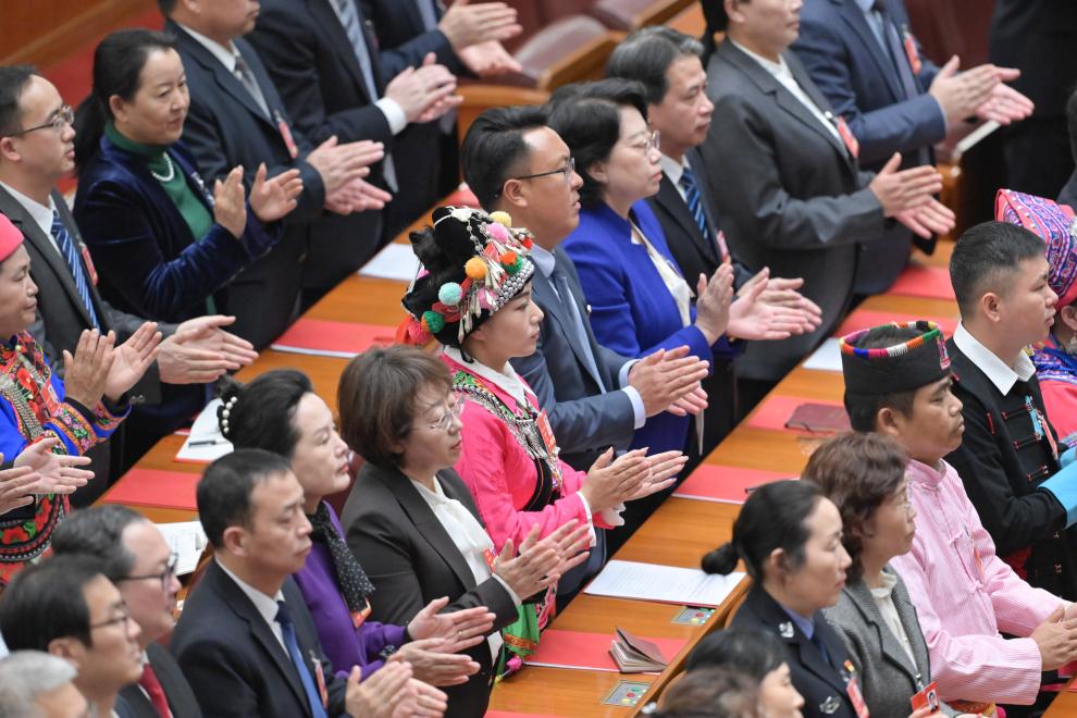 十四届全国人大三次会议举行闭幕会