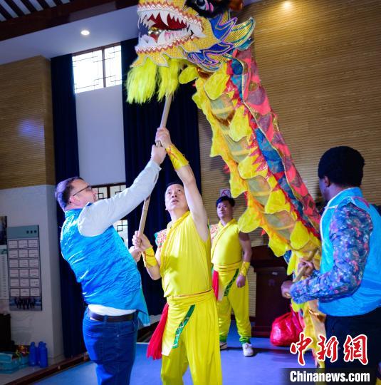 浙江湖州：鸳鸯龙舞迎来外国新学员