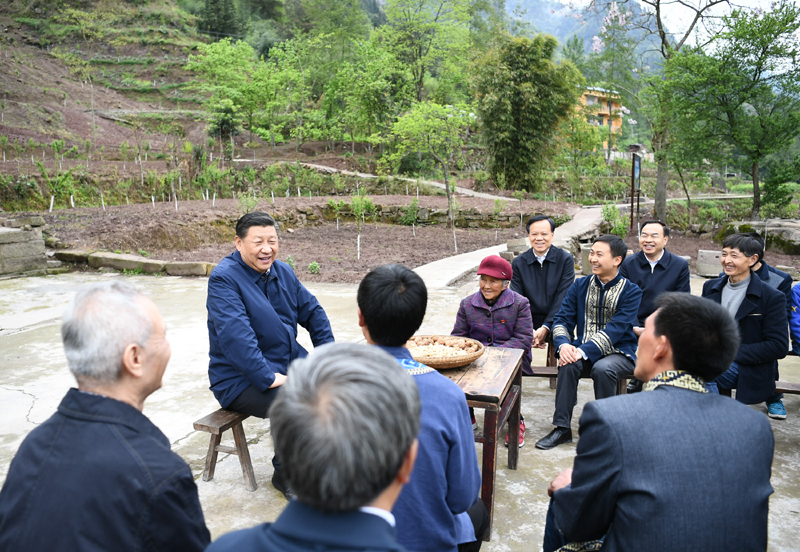 学习进行时丨习近平总书记的“板凳座谈会”