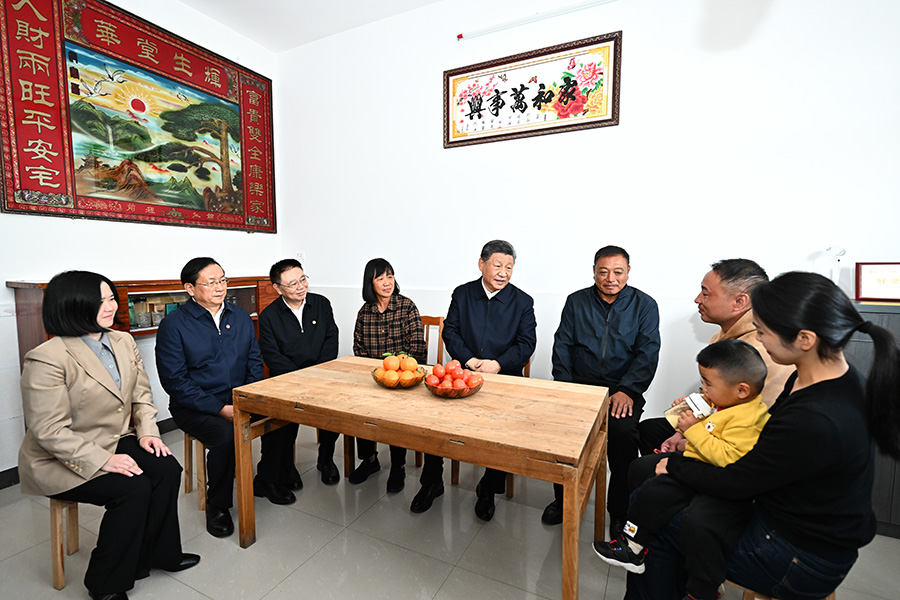 学习进行时丨习近平总书记的“板凳座谈会”