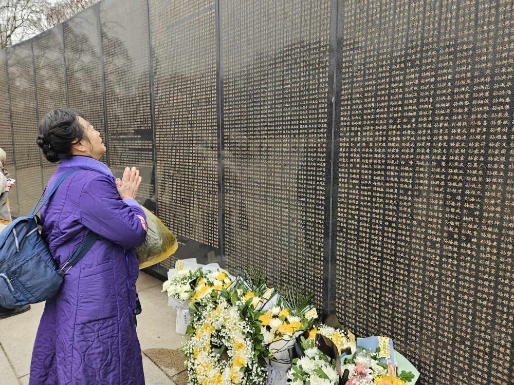 新华全媒＋|芳草寄思念——清明假期见闻