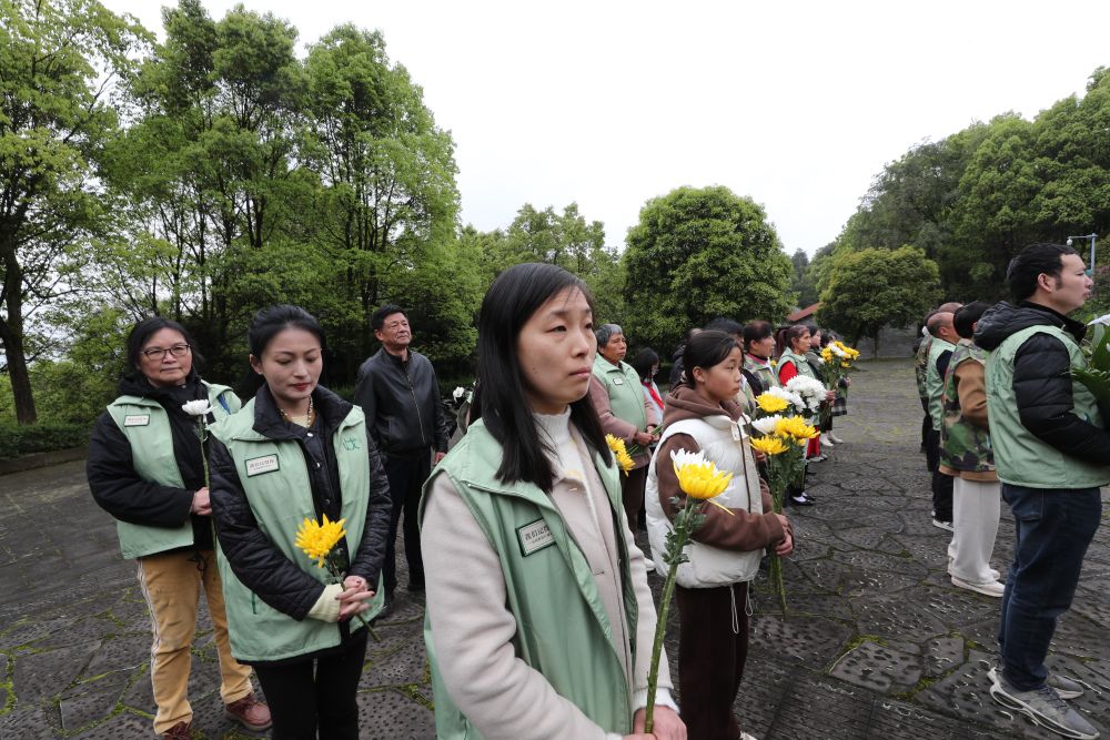 新华全媒＋|芳草寄思念——清明假期见闻