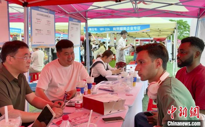 200多名国际青年参加了Yiwu的春季招聘