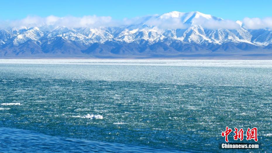新疆赛里木湖现“半湖脂玉半湖蓝”美景