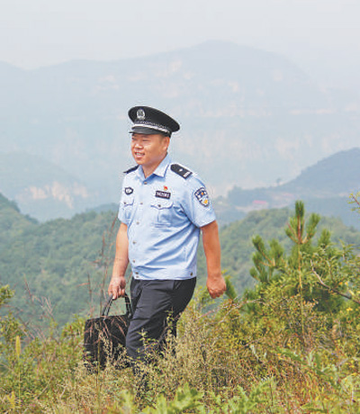 群众来电，他总说“好，我马上到”（党旗在基层一线高高飘扬）