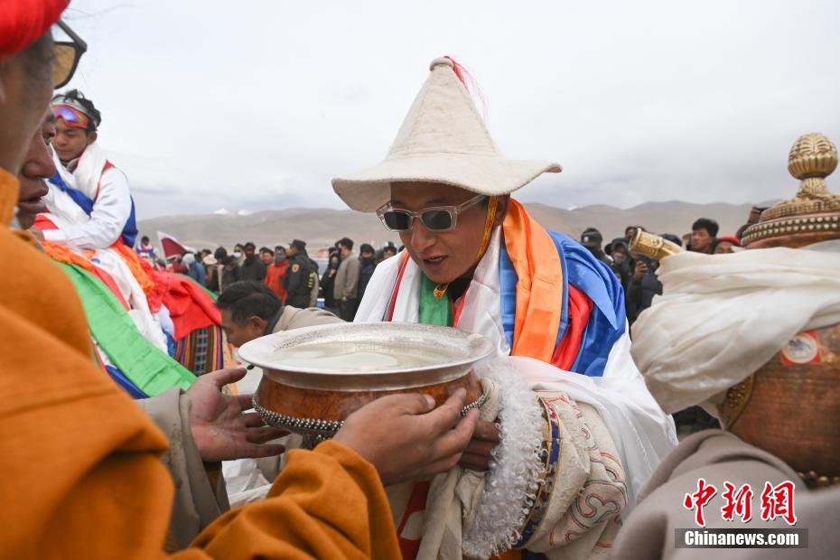 西藏当雄：高原马背上的狂欢