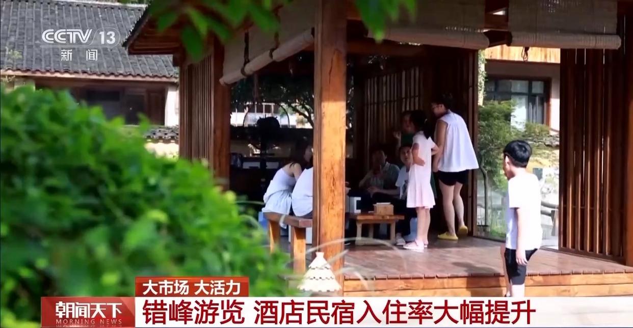 大市场 大活力丨坐着列车看山河 “一线多游” 让银发旅客出行更惬意