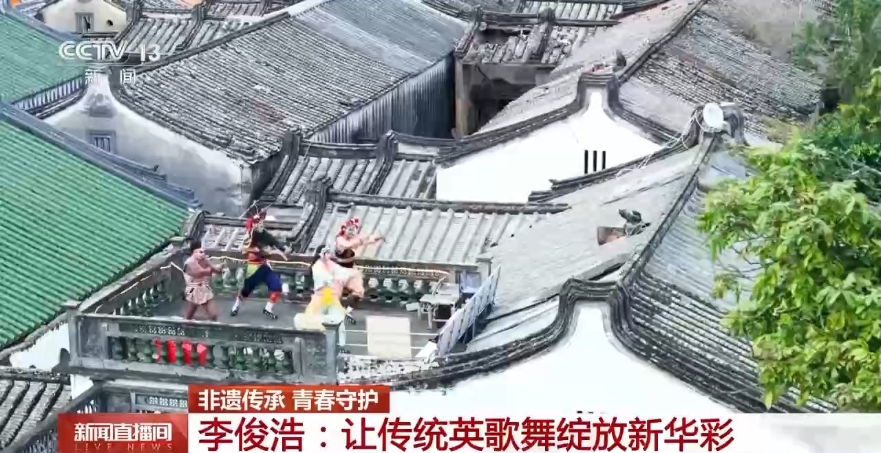 扬起红绸 挥舞英歌槌 他们让传统舞蹈绽放新华彩