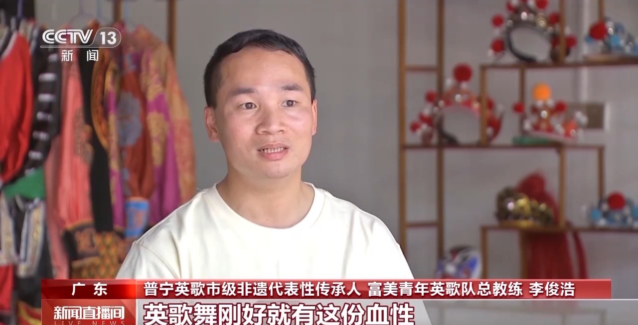 扬起红绸 挥舞英歌槌 他们让传统舞蹈绽放新华彩
