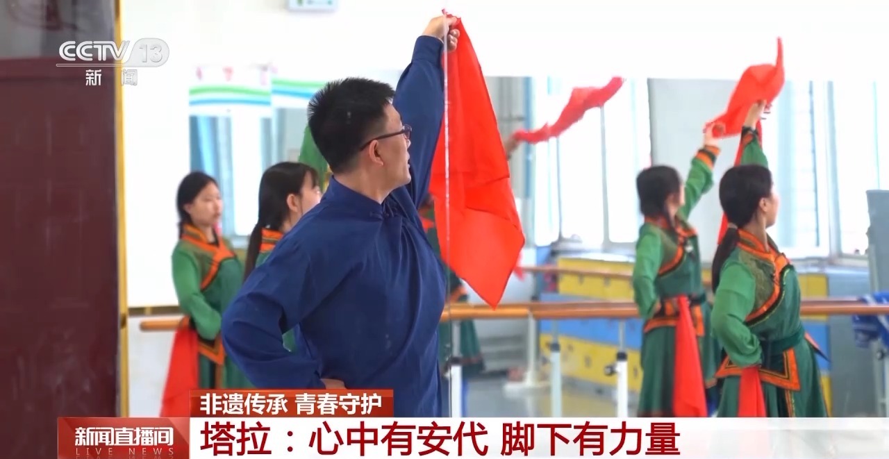 扬起红绸 挥舞英歌槌 他们让传统舞蹈绽放新华彩