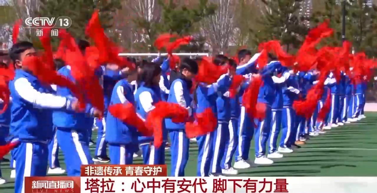 扬起红绸 挥舞英歌槌 他们让传统舞蹈绽放新华彩