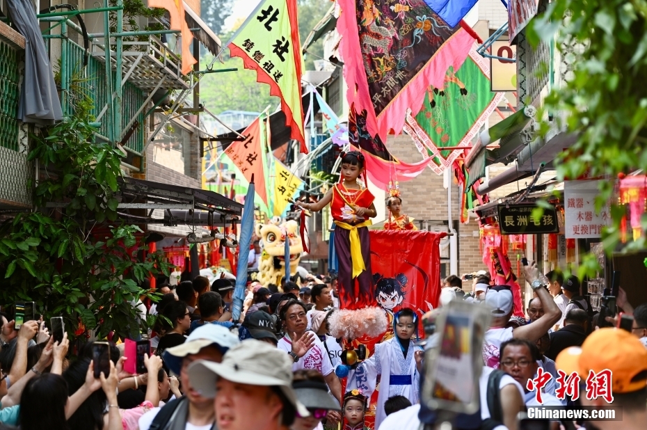 香港长洲“飘色会景巡游”吸引民众观赏