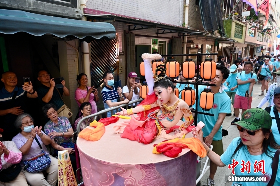 香港长洲“飘色会景巡游”吸引民众观赏