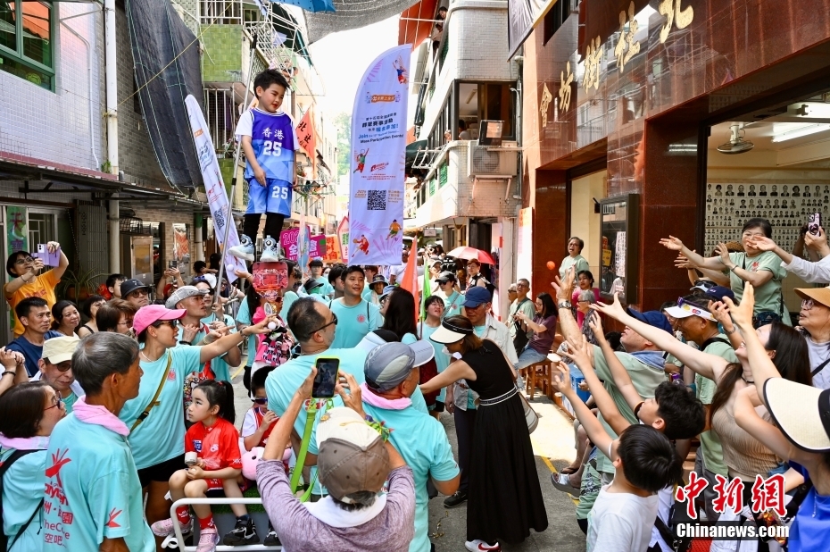 香港长洲“飘色会景巡游”吸引民众观赏