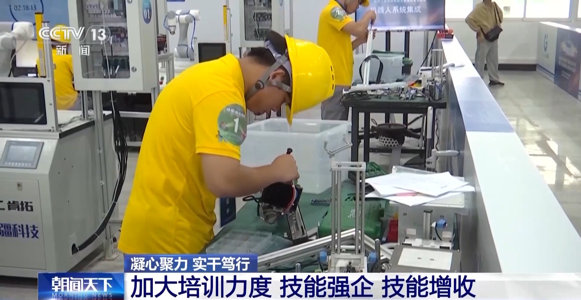 凝心聚力 实干笃行丨招聘会开到商圈里 各地多措并举稳岗扩岗