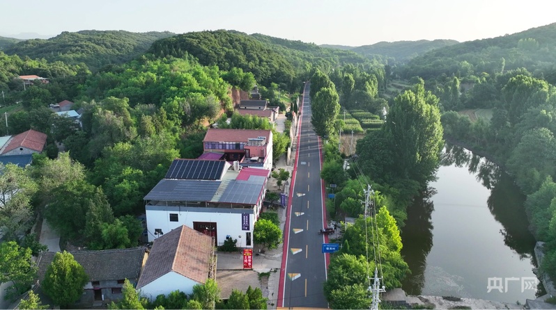 【乡路上，感受脉动中国】天堑通途唤醒沉睡山村 产业花开绘就振兴画卷