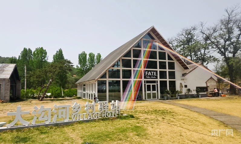 【乡路上，感受脉动中国】天堑通途唤醒沉睡山村 产业花开绘就振兴画卷
