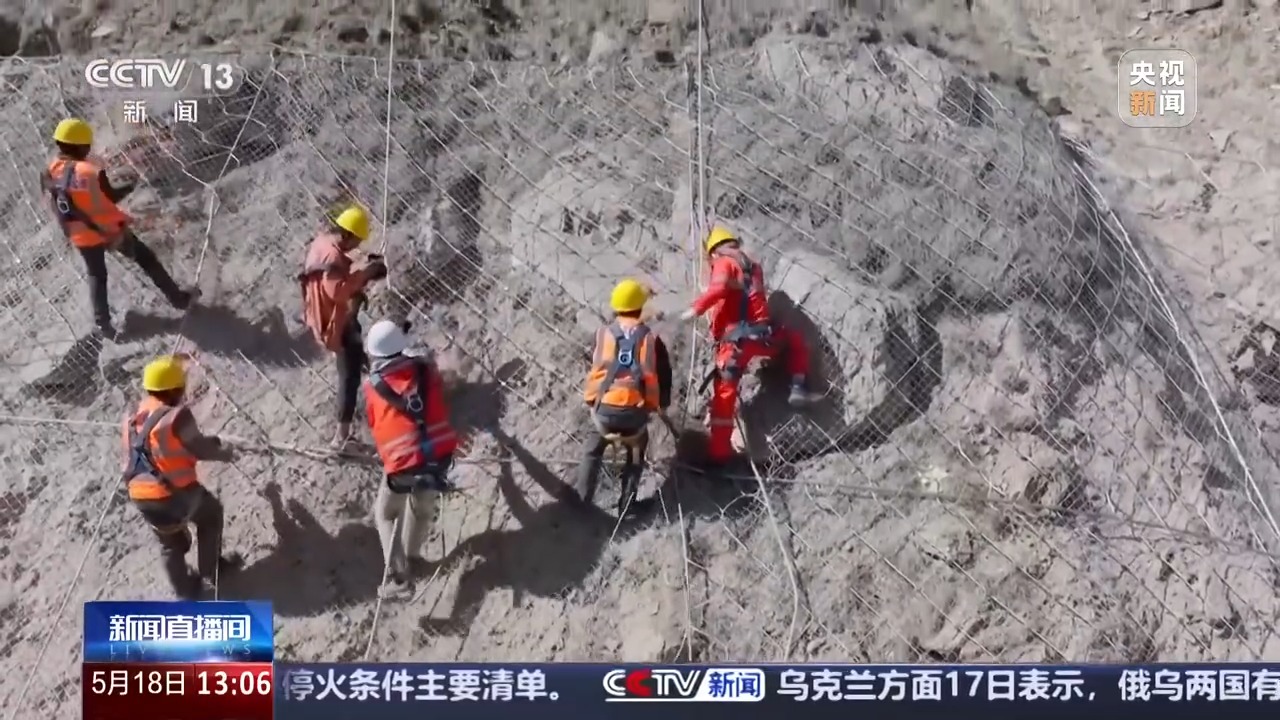 三十二年坚守铺就天山通途 他是“最美公路”背后的守护者