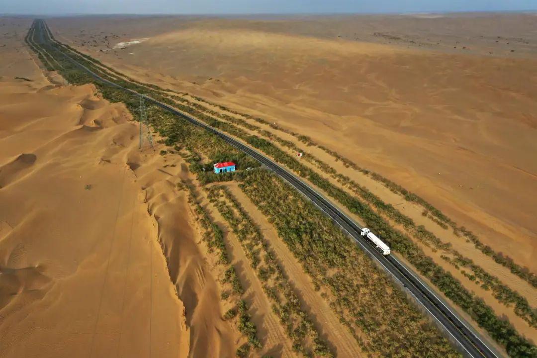 零碳！这条沙漠公路用“阳光”浇出绿洲