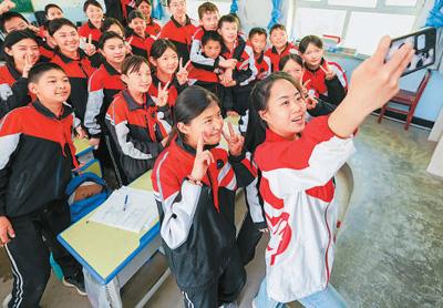 青春力量点亮边疆教育“烛火”