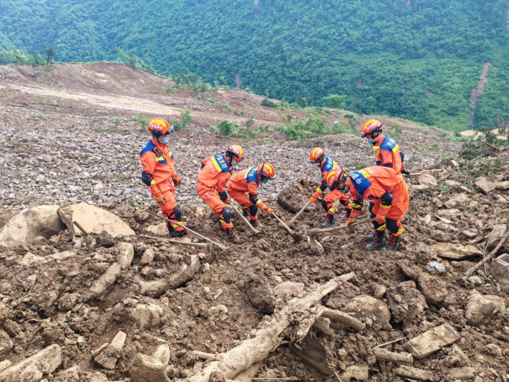 生命至上 全力救援——贵州大方县果瓦乡山体滑坡现场直击