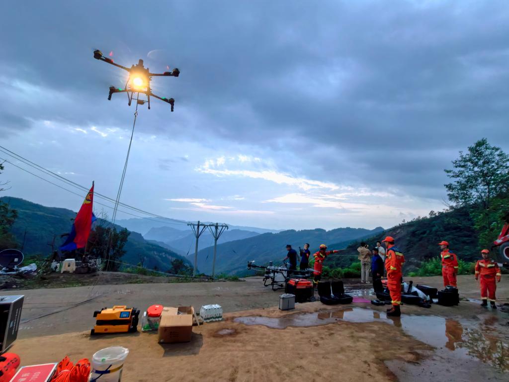 生命至上 全力救援——贵州大方县果瓦乡山体滑坡现场直击