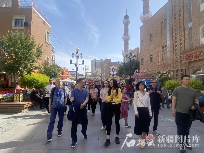 媒体大咖看新疆丨“中国新疆的城市非常繁华，处处都充满活力”