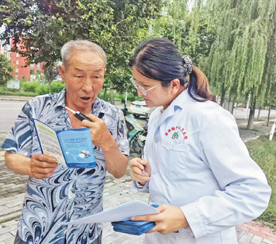 服务群众，她饱含耐心与爱心（报效祖国 建功西部）